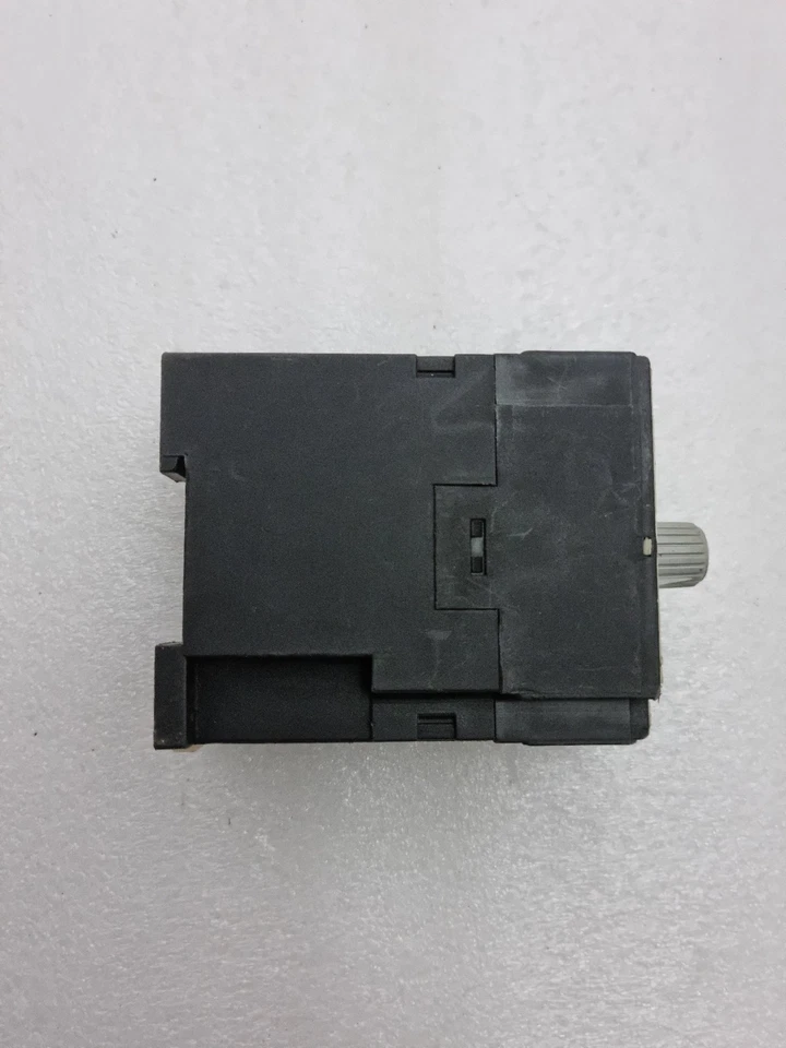 Siemens 7PU2240-3BG32-0Z ON DELAY ELECTRONIC TIMER 110V AC/DC SUPPLY 0.6-6Min